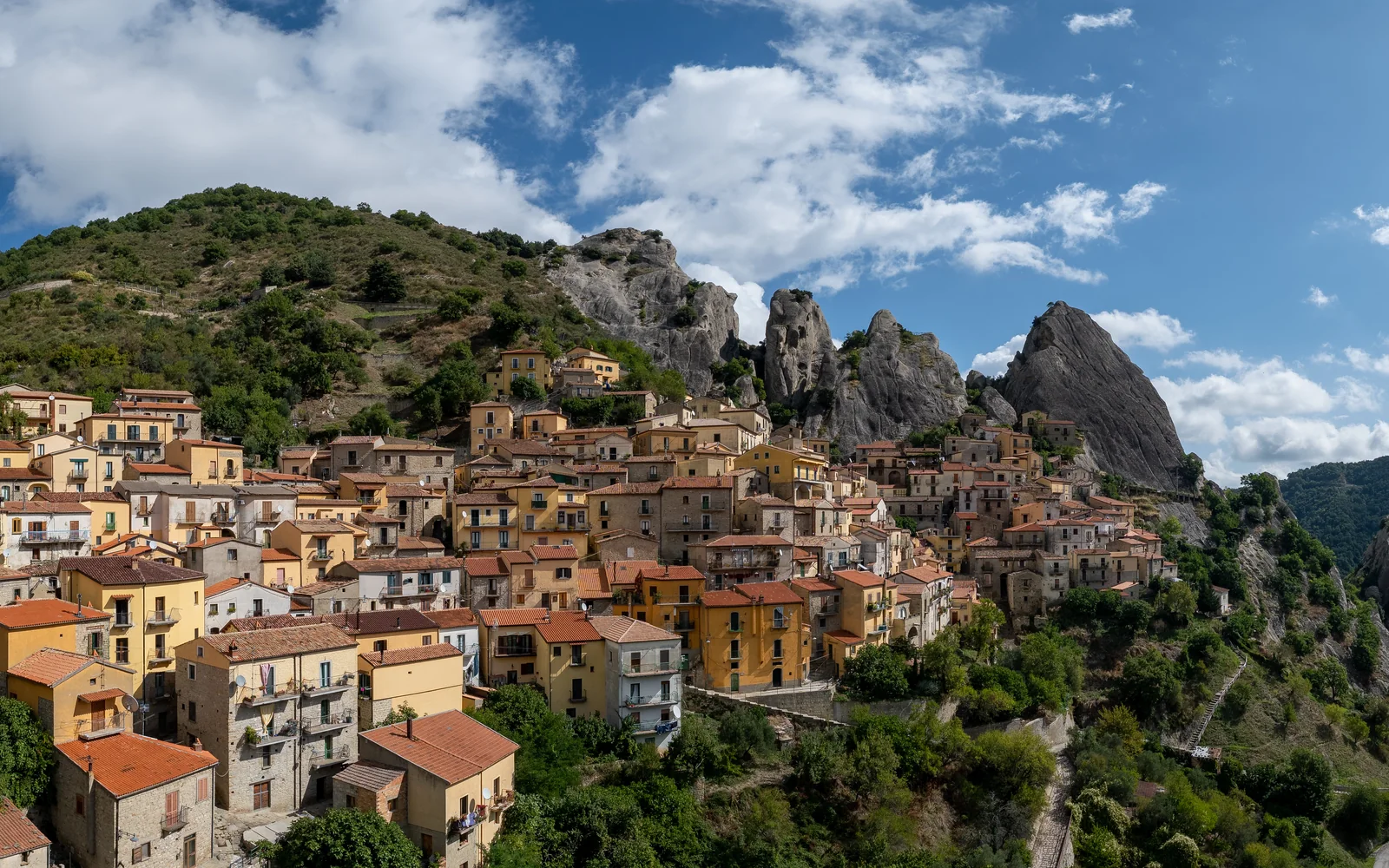 Castelmezzanos huse under klippespirene i Dolomiti Lucane