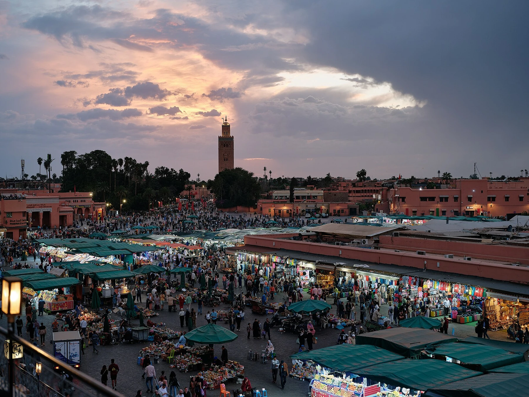 Jemaa el-Fna-pladsen i Marrakech ved solnedgang
