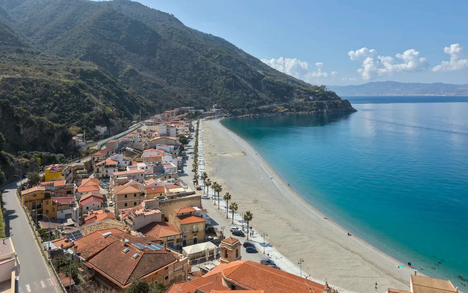 Marina Grandes strand og det blå hav ved Scilla set fra Piazza San Rocco