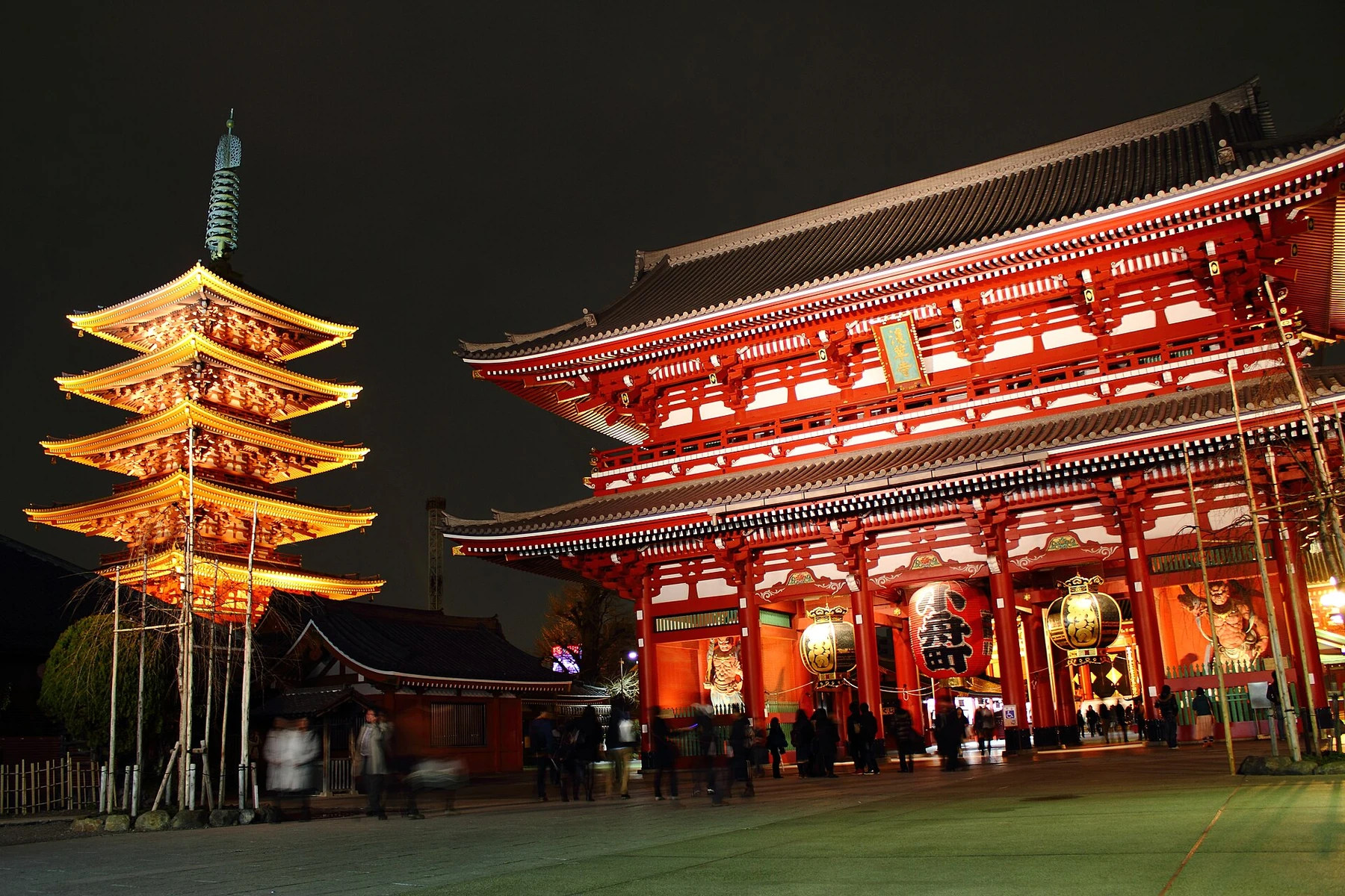 Sensō-ji-templet i Tokyo om aftenen