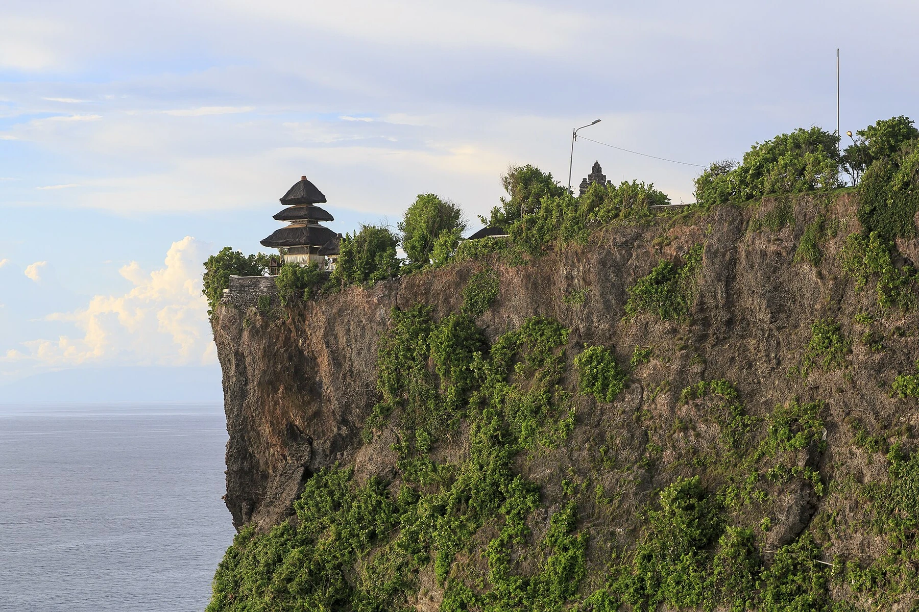 Uluwatu-templet på klipperne ved Balis kyst