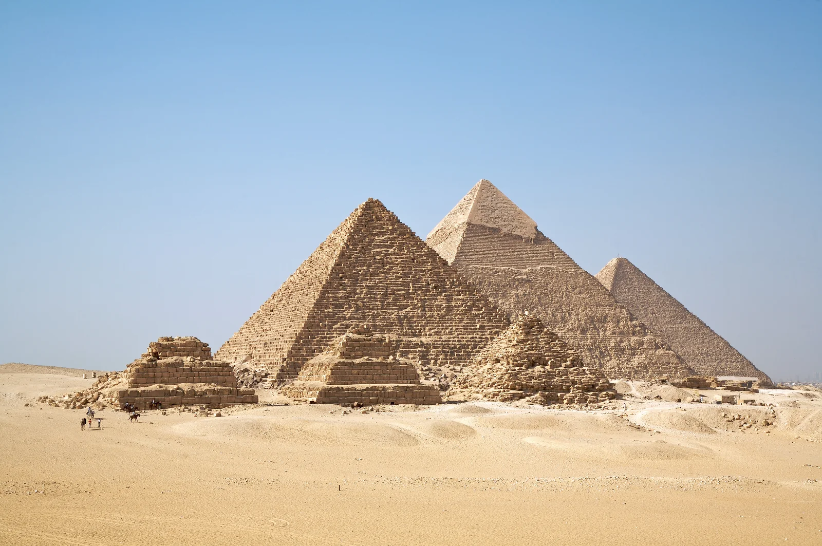 Pyramiderne i Giza set fra ørkenen