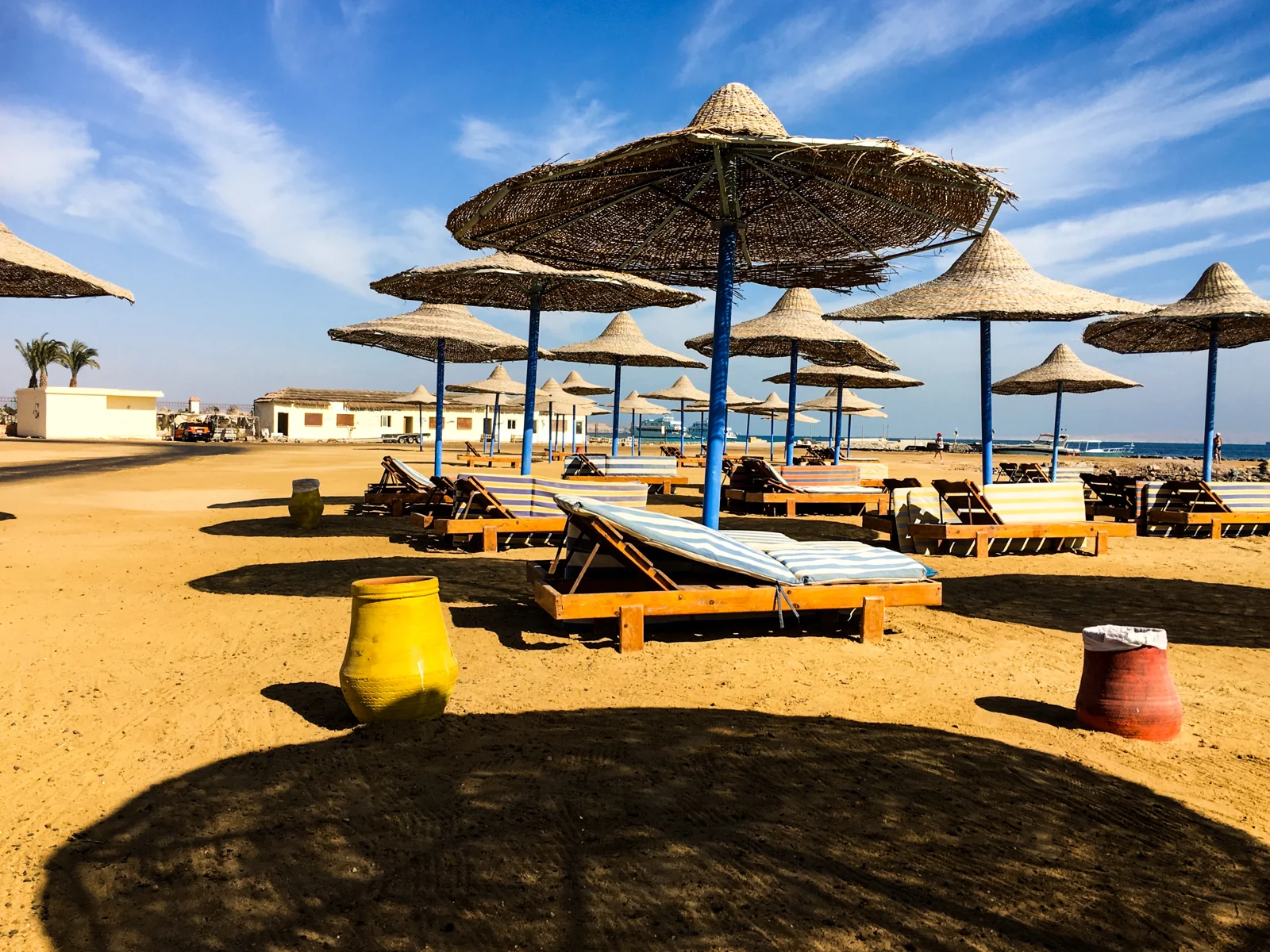 Parasoller og liggestole på en strand i Hurghada